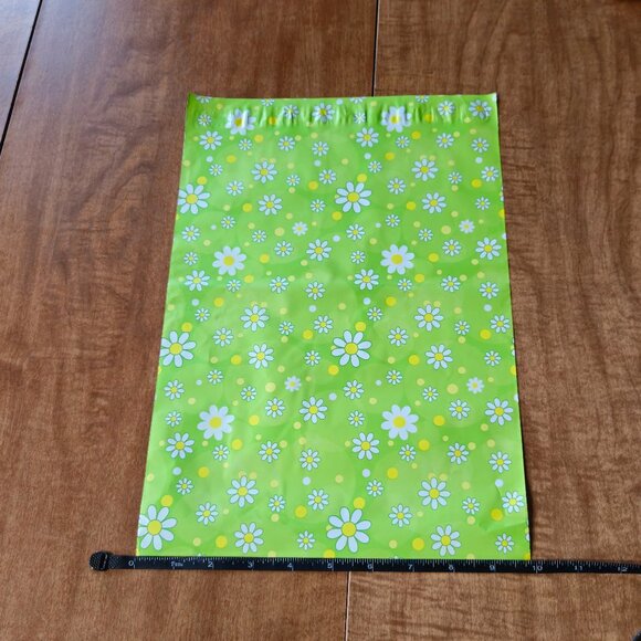 Lime Green Daisy Flower Polymailers 25ct. - Picture 4 of 6